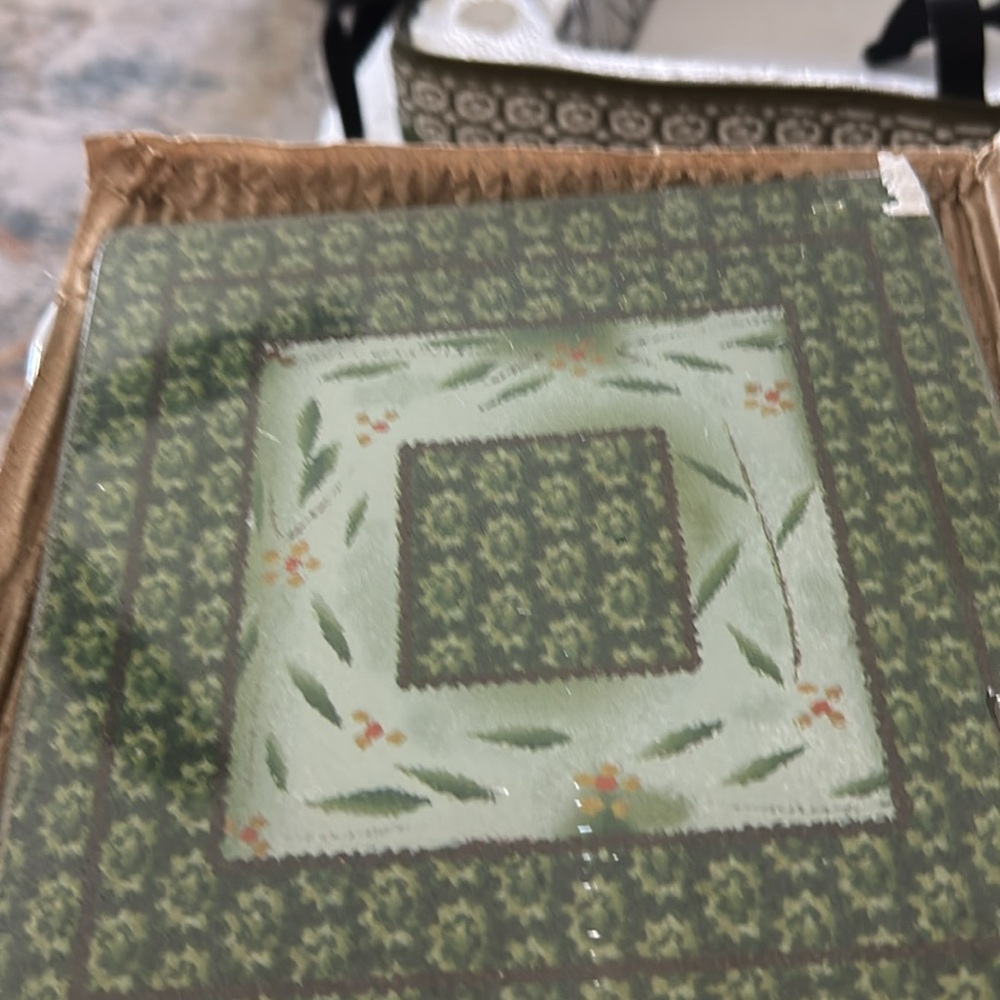 Temptation, old world, sage, double insulated tote with 2 qu casserole 13 x 11 - Picture 10 of 12